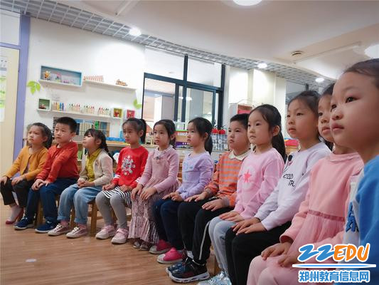 5，孩子们观看视频《牙齿王国历险记》学习如何保护自己的牙齿