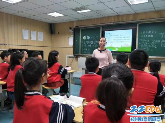 数学教师冯聪面带微笑授课