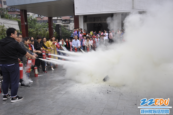 老师们学习使用灭火器 老师们学习使用灭火器