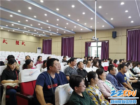 全体教师认真聆听 全体教师认真聆听