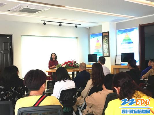 郑州二中国际部新学期第一期妈妈学堂开课,优秀毕业学生潘樾呈的家长王艳女士和家长朋友们分享孩子成长过程_副本 郑州二中国际部新学期第一期妈妈学堂开课,优秀毕业学生潘樾呈的家长王艳女士和家长朋友们分享孩子成长过程_副本