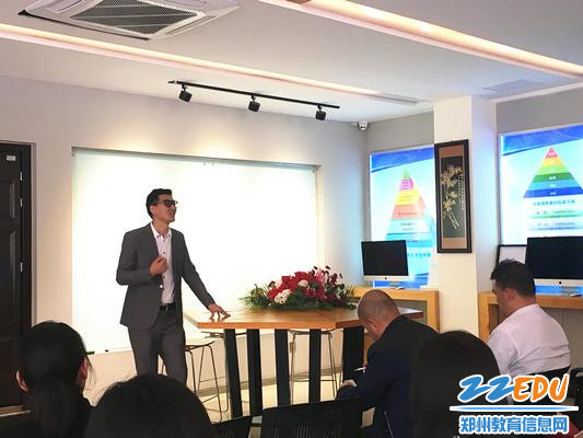 唐曦伦老师与家长沟通学生生涯规划_副本 唐曦伦老师与家长沟通学生生涯规划_副本