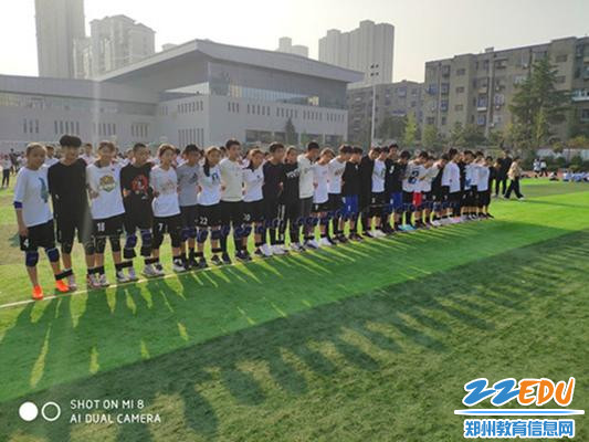 比赛队员准备起跑 比赛队员准备起跑