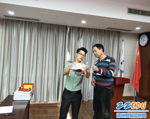 示范使用逃生面罩1 示范使用逃生面罩1