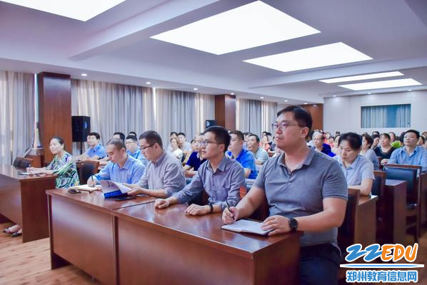 参加培训的学校管理人员和员工 参加培训的学校管理人员和员工