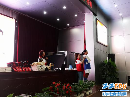 老师演示锁骨骨折如何包扎_副本 老师演示锁骨骨折如何包扎_副本