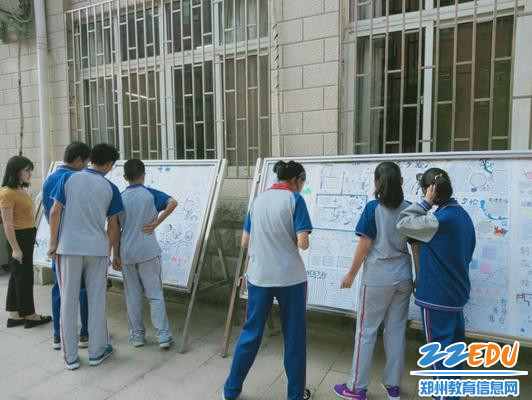 学生们津津有味地品评作品 学生们津津有味地品评作品