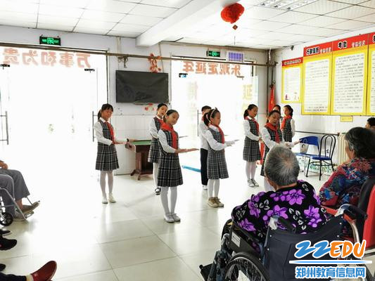 2019.9.24惠济区南阳小学少先队员到敬老院为爷爷奶奶表演节目 (2)_调整大小 2019.9.24惠济区南阳小学少先队员到敬老院为爷爷奶奶表演节目 (2)_调整大小