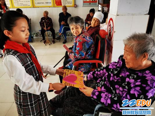 2019.9.24惠济区南阳小学少先队员到敬老院为爷爷奶奶送上贺卡_调整大小 2019.9.24惠济区南阳小学少先队员到敬老院为爷爷奶奶送上贺卡_调整大小