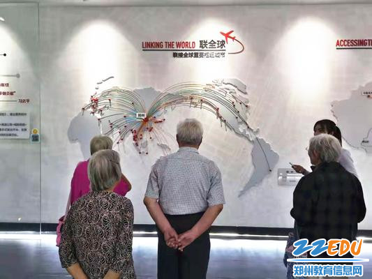 讲解员为老师们介绍郑州市国际航空路线图