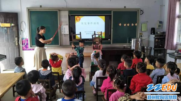 师幼在室内演练防暴恐应急处置措施_看图王