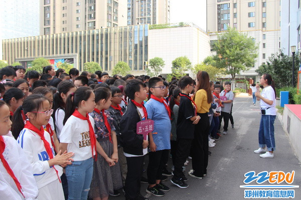 学生认真听讲_调整大小 学生认真听讲_调整大小