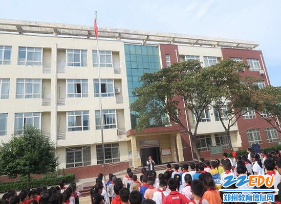 消防员给学生进行安全知识讲解_调整大小 消防员给学生进行安全知识讲解_调整大小