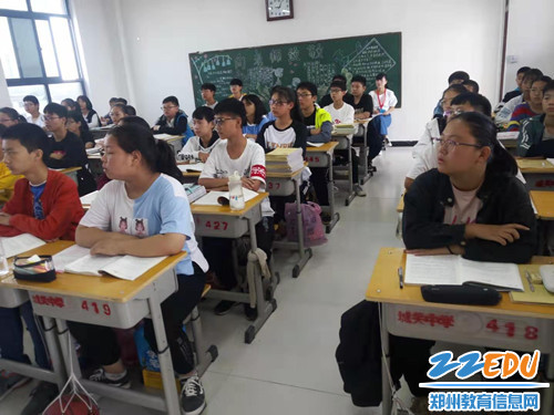 课堂观摩中 课堂观摩中