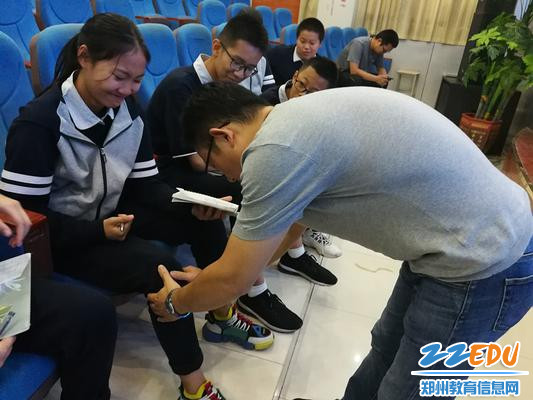 乔磊主任为学生诊治_副本 乔磊主任为学生诊治_副本