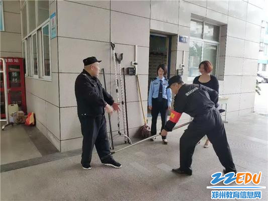 校园安保人员接受民警指导 校园安保人员接受民警指导