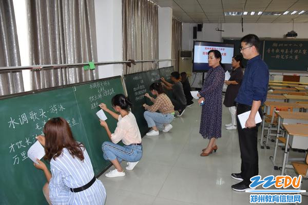 领导们驻足观看 领导们驻足观看