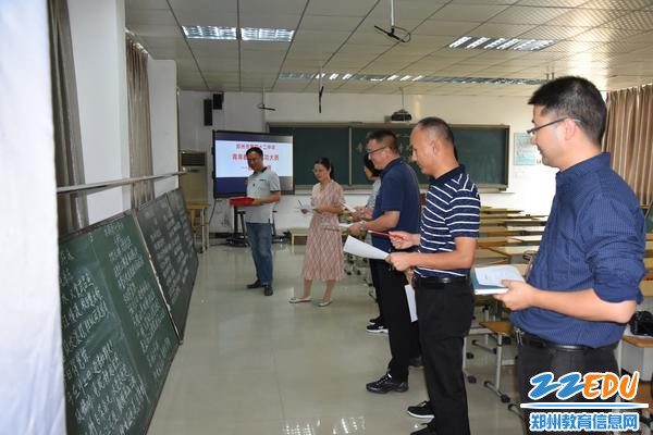 评审组认真打分 评审组认真打分