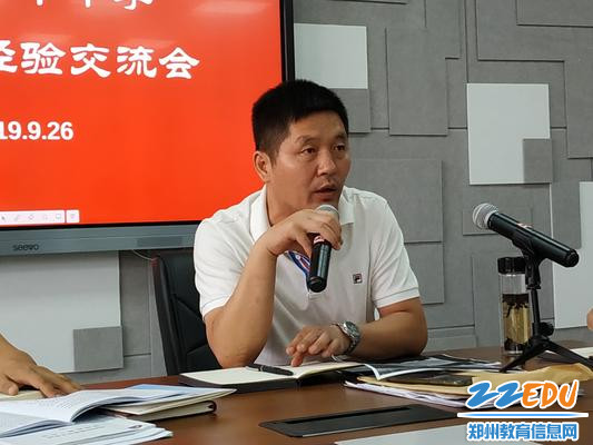 教务处主任高保军在进行谈经验、提要求 教务处主任高保军在进行谈经验、提要求