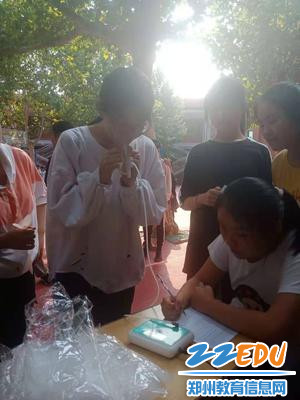 学生在进行肺活量测试 学生在进行肺活量测试