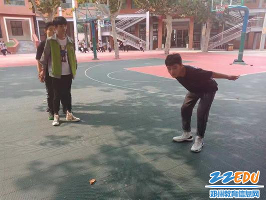 学生在进行立定跳远 学生在进行立定跳远