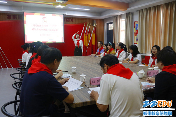 2.《利用校外活动阵地增强少先队员的光荣感与归属感研究》课题负责人李莹陈述开题报告 2.《利用校外活动阵地增强少先队员的光荣感与归属感研究》课题负责人李莹陈述开题报告