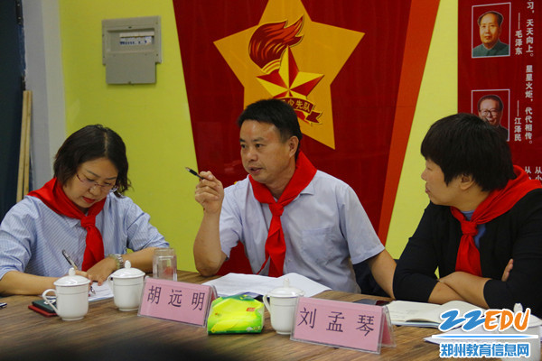 6.郑州市教科所科研员胡远明主任对两个课题进行指导 6.郑州市教科所科研员胡远明主任对两个课题进行指导