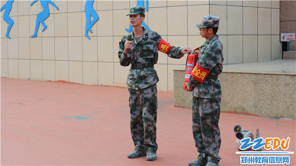 教官讲解示范消防器材的使用 教官讲解示范消防器材的使用