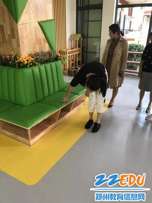 检查领导查看幼儿园设施设备是否牢固 检查领导查看幼儿园设施设备是否牢固