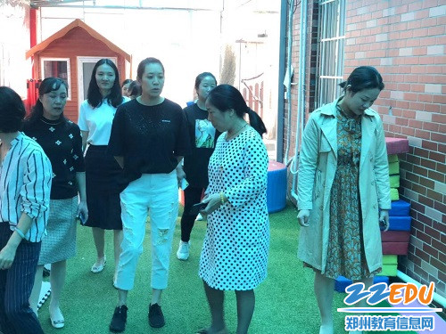 检查领导认真查看幼儿体操房 检查领导认真查看幼儿体操房