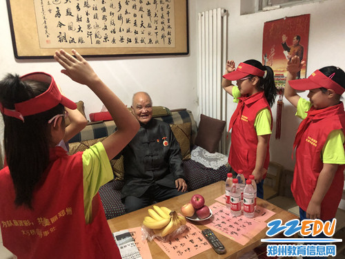 4.大家听得入了迷,老教师也情不自禁地和孩子们一起唱起来 4.大家听得入了迷,老教师也情不自禁地和孩子们一起唱起来