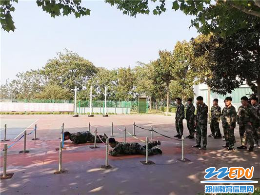 体验低姿匍匐前进 体验低姿匍匐前进