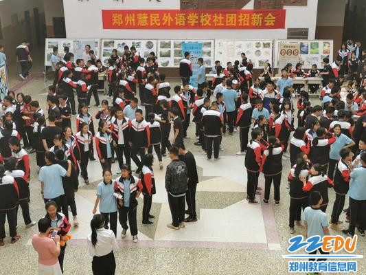 招新现场热闹非凡 招新现场热闹非凡