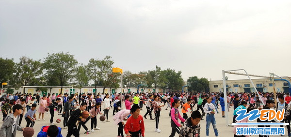 2019年9月27日京水回民小学大课间时间学生进行拍篮球活动_调整大小 2019年9月27日京水回民小学大课间时间学生进行拍篮球活动_调整大小