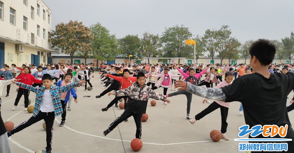 2019年9月27日京水回民小学学生学生大课间时间进行体操练习_调整大小 2019年9月27日京水回民小学学生学生大课间时间进行体操练习_调整大小