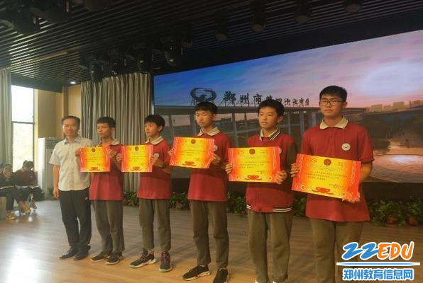 程雷副校长为获得三等奖的班级颁奖 程雷副校长为获得三等奖的班级颁奖