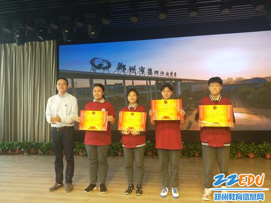 马华林副校长为获得二等奖的班级颁奖 马华林副校长为获得二等奖的班级颁奖