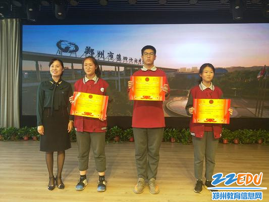 肖国红执行校长为获得一等奖的班级颁奖 肖国红执行校长为获得一等奖的班级颁奖