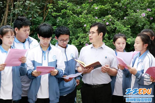 郑州47中学纪委书记齐建辉向学生们介绍“诗经苑暨校园诗经文化”项目 郑州47中学纪委书记齐建辉向学生们介绍“诗经苑暨校园诗经文化”项目