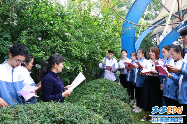 语文组郭晓结老师为学生们讲解《诗经·郑风·木槿》 语文组郭晓结老师为学生们讲解《诗经·郑风·木槿》