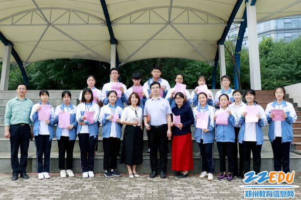 参加诗经文化沙龙的师生合影留念 参加诗经文化沙龙的师生合影留念