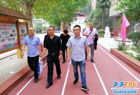 各方代表进入施工现场 - 副本 各方代表进入施工现场 - 副本