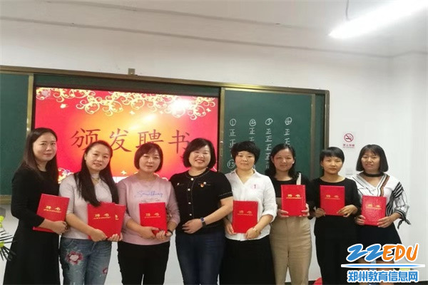 6恒莉校长颁发聘书 6恒莉校长颁发聘书