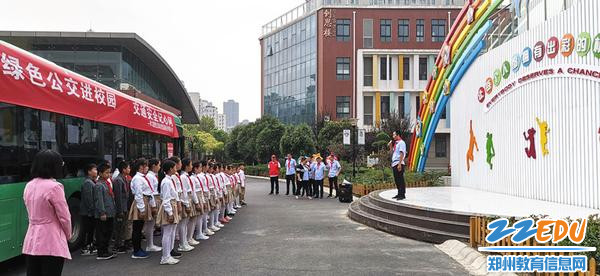 3、主讲人车长史文龙宣讲交通法规和乘车文明_副本 3、主讲人车长史文龙宣讲交通法规和乘车文明_副本
