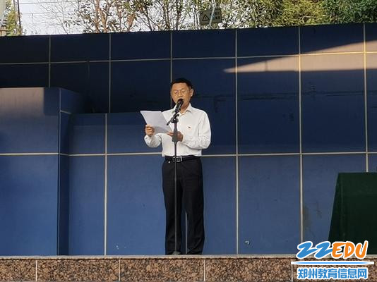 李旭副校长宣读获奖年级和班级 李旭副校长宣读获奖年级和班级