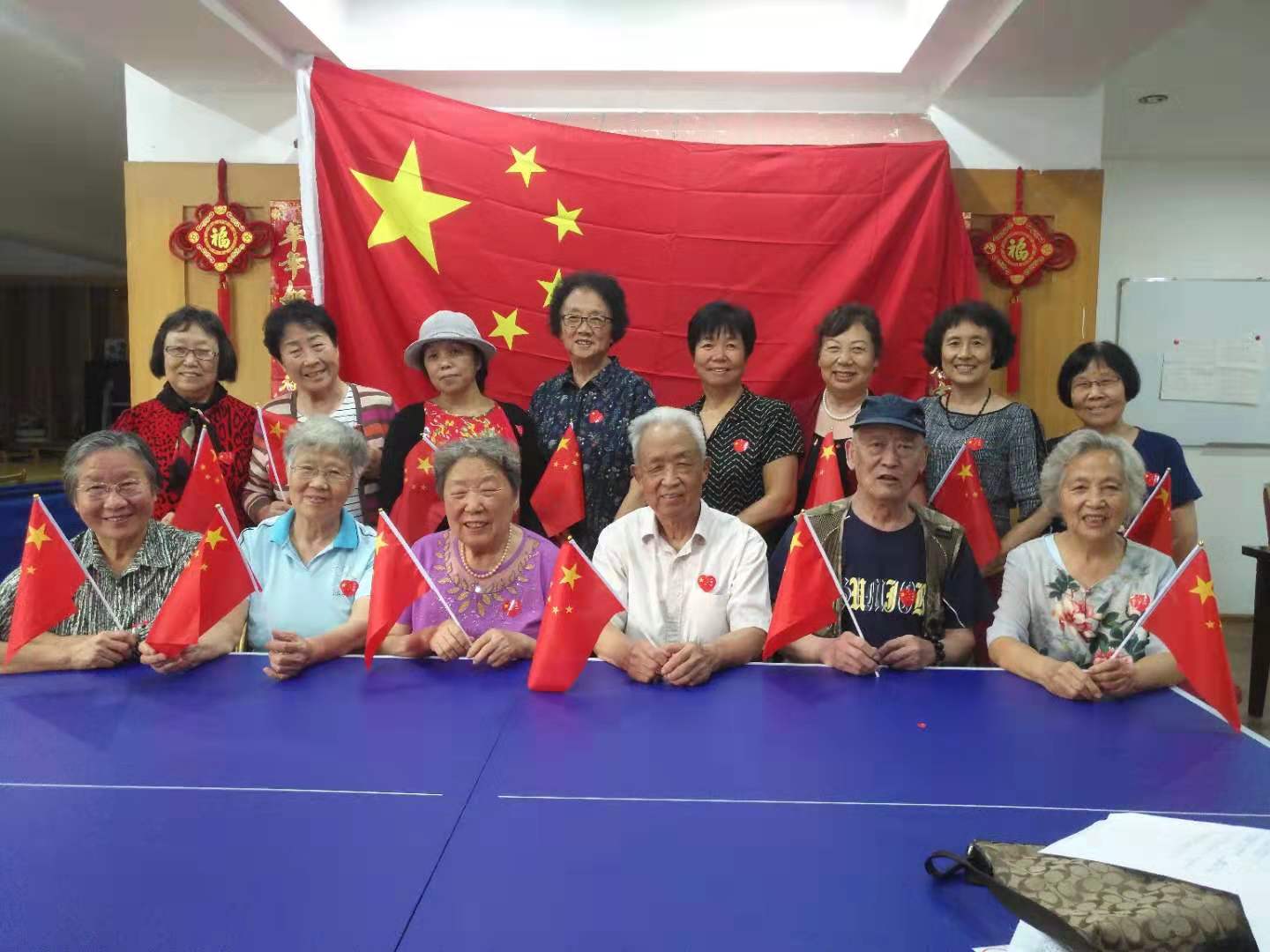 郑州八中离退休老教师共同为祖国庆生1