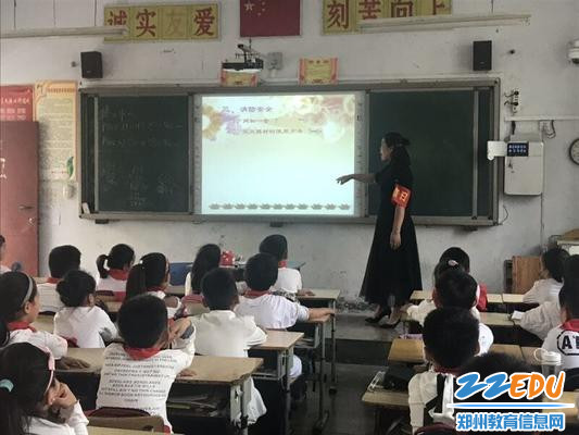 四二班老师正在对孩子们进行消防安全教育