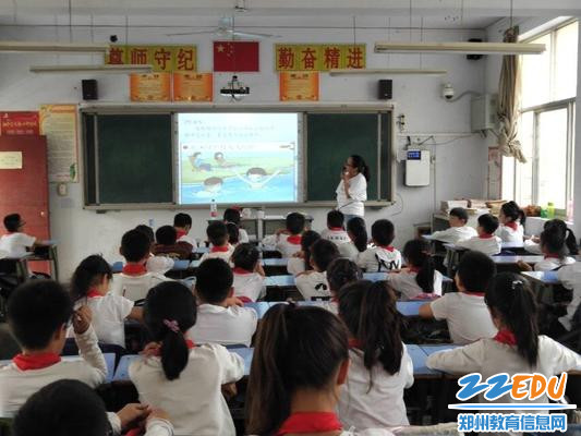 四一班老师正在对学生进行防溺水安全教育