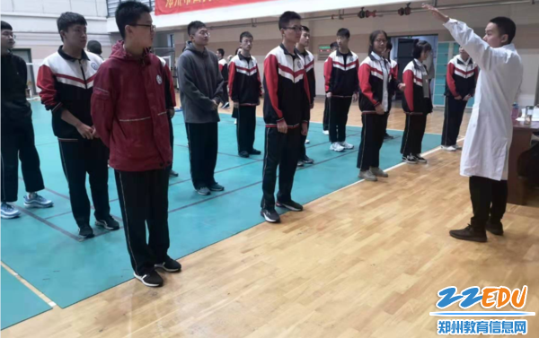 医务人员讲解保健常识 医务人员讲解保健常识