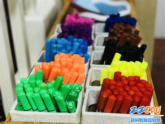 图片1市实验幼儿园美工区里整齐摆放的水彩笔